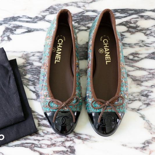 Chanel 23A Paris-Dakar Green Tweed Patent CC Cap Toe Bow Ballet Flats EU 36